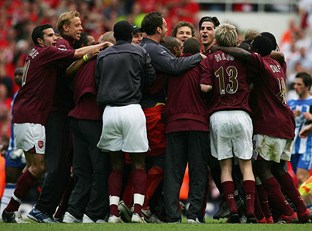 博主：客战广岛三箭申花远征军约300人，而且带着鼓（博主称申花客战广岛三箭约300名远征球迷携鼓助威）